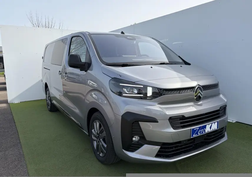 Vue 3/4 avant droit du Citroën Jumpy gris acier métal avec jantes alliage 17'' et calandre noire distinctive.