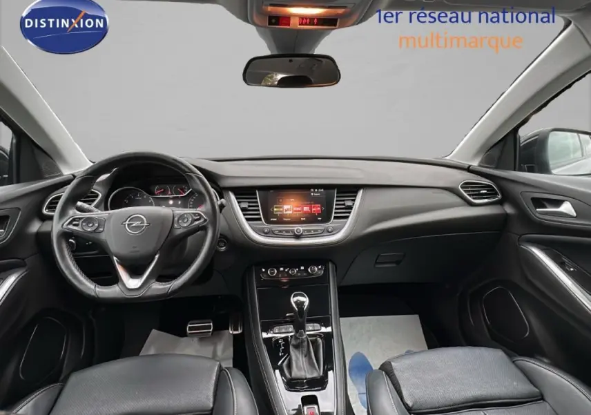 Intérieur noir de l'Opel Grandland X 2020, vue frontale sur le tableau de bord et volant multifonctions cuir.