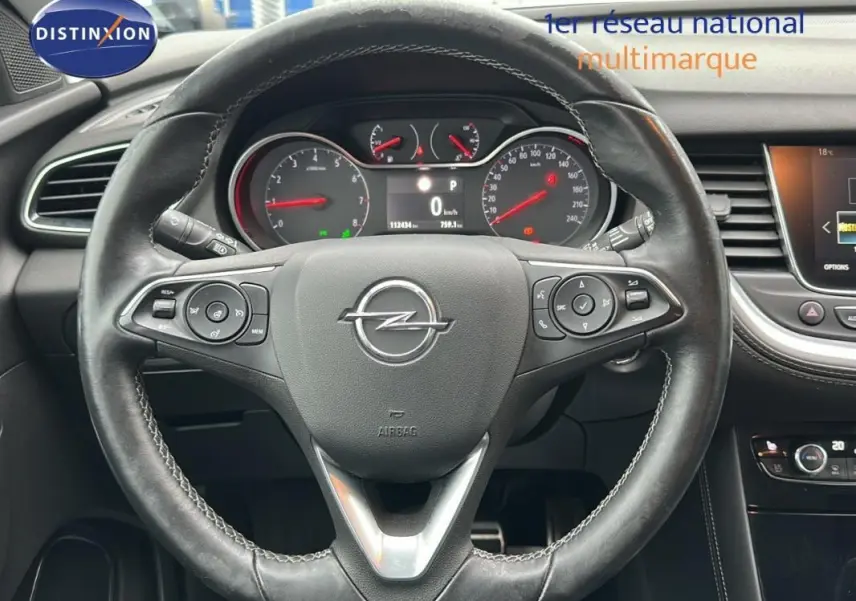 Vue rapprochée du volant cuir multifonctions et du tableau de bord numérique de l'Opel Grandland X gris clair de 2020.