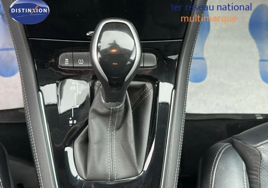 Le levier de vitesses automatique noir et cuir de l'Opel Grandland X gris clair vu de dessus, avec console brillante.