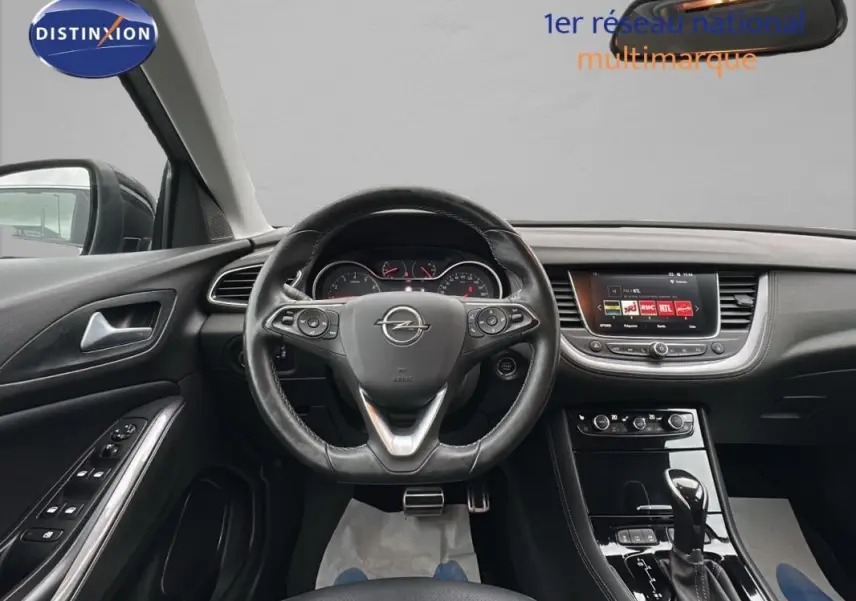 Intérieur noir de l'Opel Grandland X 1.5 Diesel 2020, vue centrée sur le volant multifonctions et l'écran tactile.