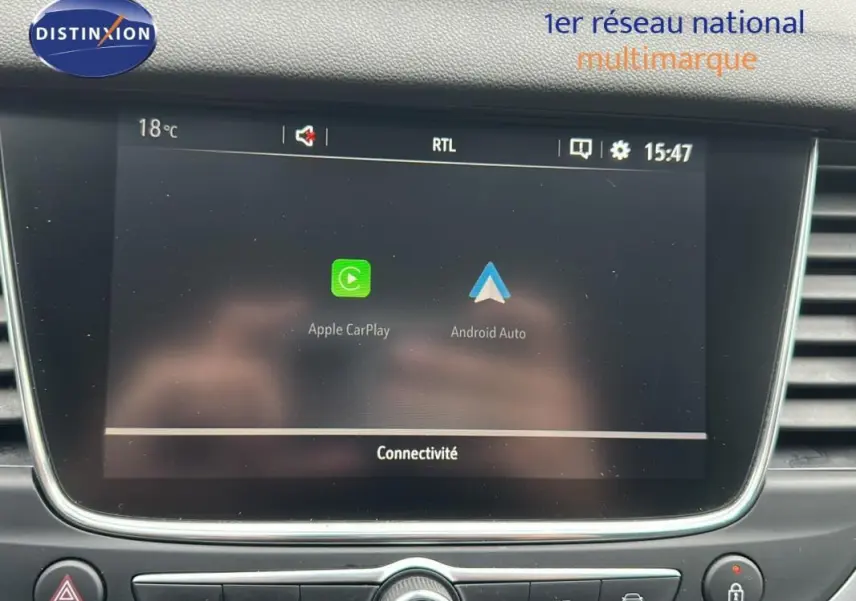 Écran tactile central de l'Opel Grandland X gris clair affichant Apple CarPlay et Android Auto.