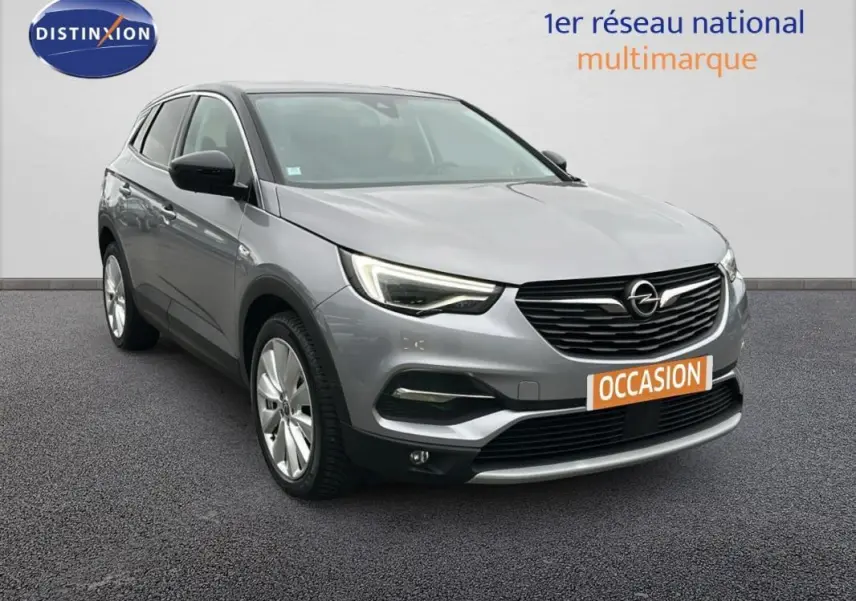 Opel Grandland X gris clair vu en 3/4 avant droit, avec phares LED et jantes alliage 19 pouces visibles.