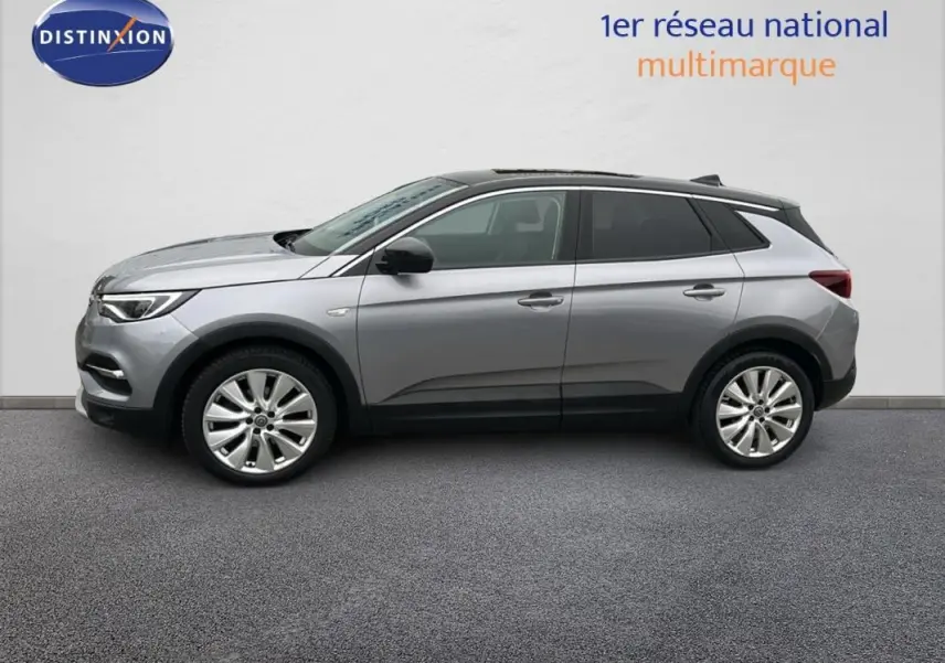 Profil côté gauche d'un Opel Grandland X gris clair de 2020 avec jantes alliage 19 pouces et toit noir.
