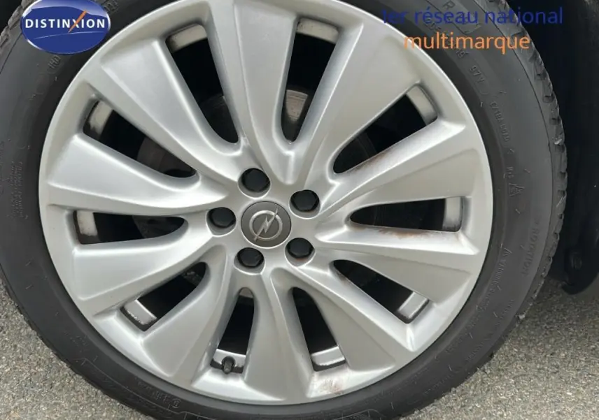 Gros plan sur une jante alliage 19 pouces gris clair d'un Opel Grandland X 1.5 Diesel Ultimate 2020.