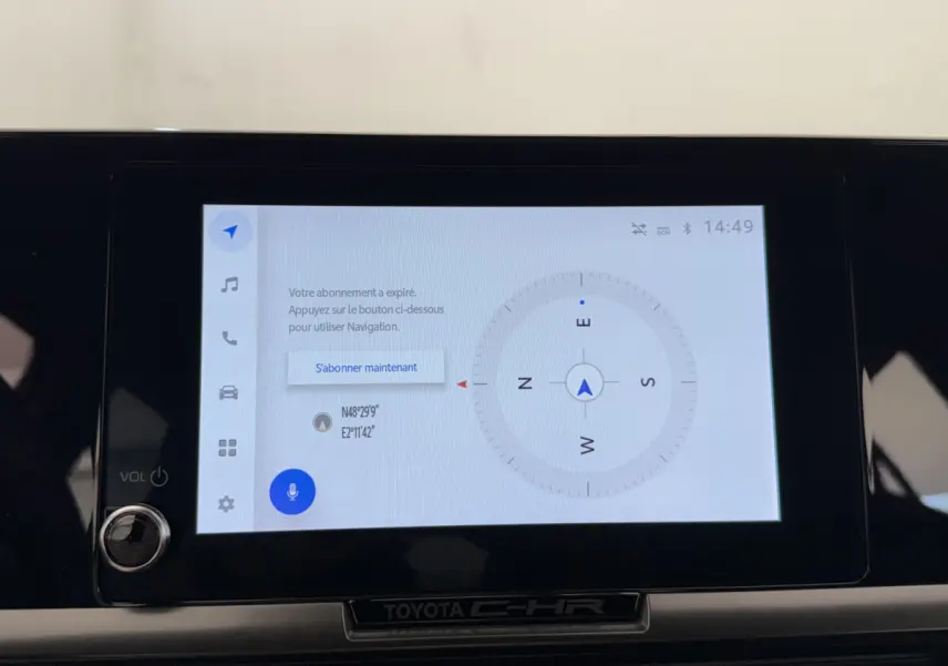 Écran tactile central du Toyota C-HR 1.8 Hybride 140 Dynamic affichant la navigation et l'alerte d'abonnement expiré.