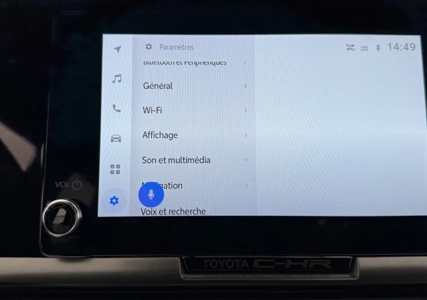 Écran tactile central du Toyota C-HR 1.8 Hybride 140 Dynamic affichant les paramètres multimédias.