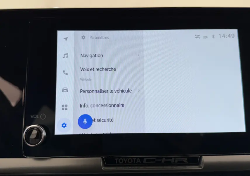 Écran tactile central du Toyota C-HR 1.8 Hybride 140 Dynamic affichant le menu paramètres en intérieur noir et gris.