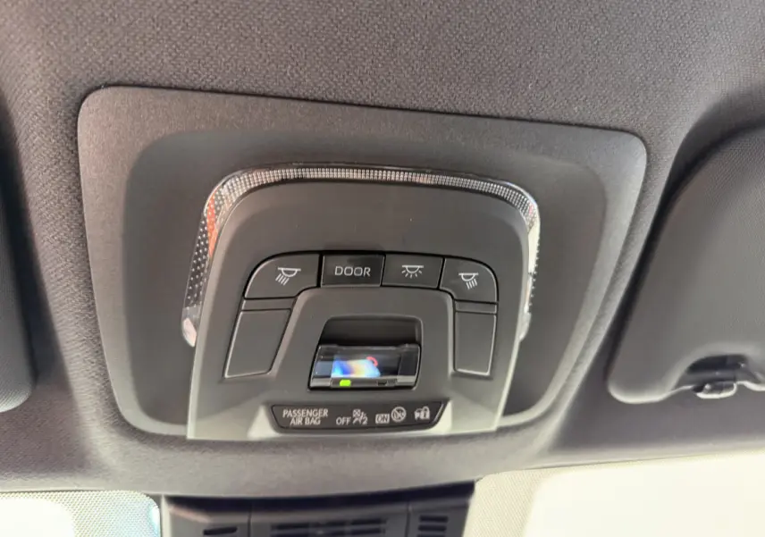 Vue en gros plan du plafonnier noir avec commandes d'éclairage et indicateur airbag du Toyota C-HR blanc 2024.