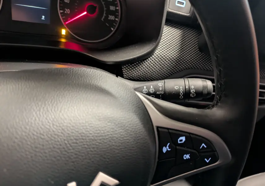 Gros plan sur le volant côté droit du Dacia Jogger 2025, avec commandes intégrées et tableau de bord partiel.