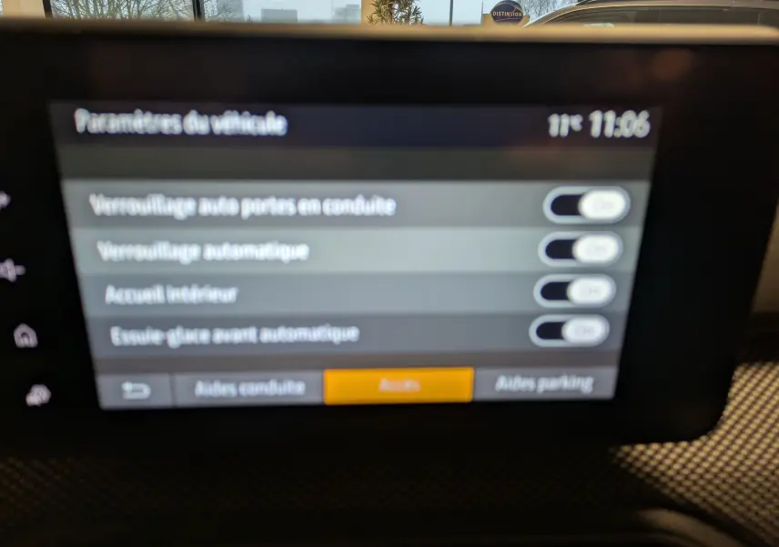 Écran tactile intérieur du Dacia Jogger 2025 affichant les paramètres de verrouillage et d’essuie-glace, vue rapprochée.