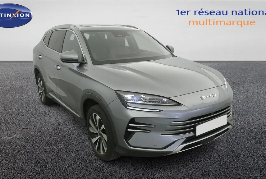 Vue 3/4 avant gauche du BYD SEAL U gris TIME GREY dans un showroom avec jantes alliage bicolores et phares LED allumés.