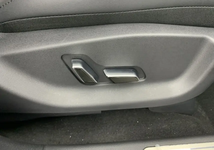 Gros plan sur le volant noir du BYD SEAL U 2025 avec commandes multifonctions et tableau de bord numérique visible.