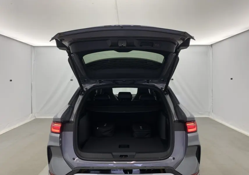 Détail de la commande des feux et clignotants côté gauche du tableau de bord noir avec surpiqûres rouges du BYD SEAL U 2025.