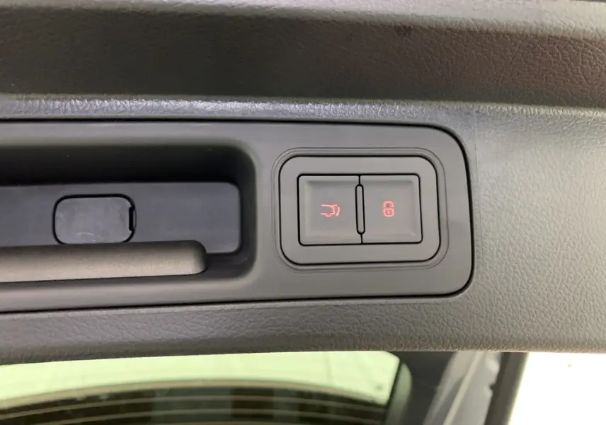 Gros plan sur la commande d’essuie-glace à gauche du volant dans l’habitacle du BYD SEAL U 2025 gris TIME GREY.