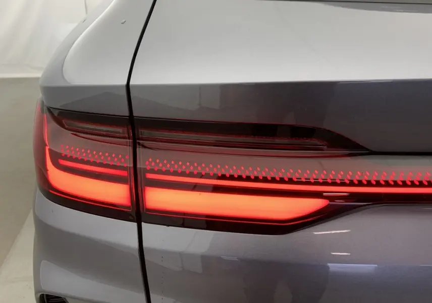 Vue rapprochée du tableau de bord numérique du BYD SEAL U 2025 affichant les informations de conduite et l'autonomie restante.