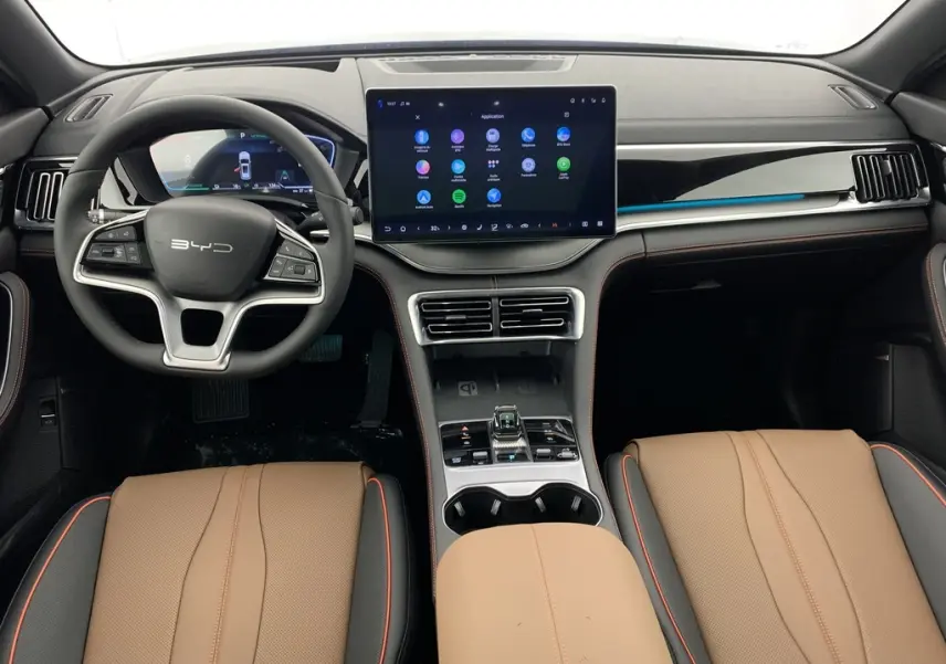 Écran tactile central 15,6'' du tableau de bord du BYD SEAL U 2025, avec finition noire et surpiqûres rouges visibles.