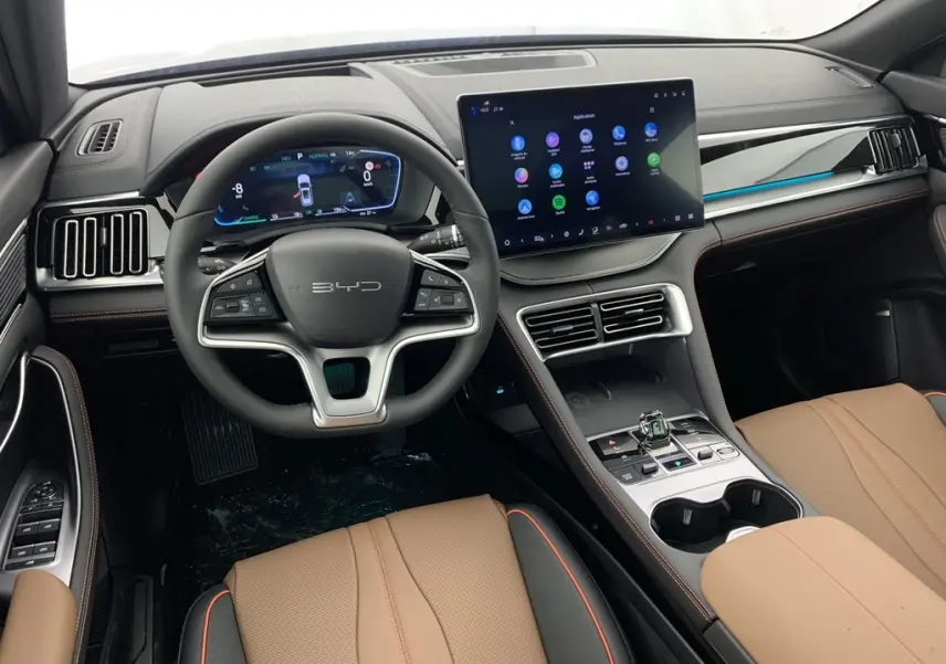 Vue intérieure centrée sur l'écran tactile 15,6'' du tableau de bord du BYD SEAL U gris TIME GREY, avec détails du GPS affichés.