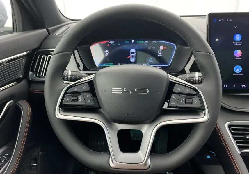 Vue rapprochée de la console centrale du BYD SEAL U 2025, avec sélecteur de vitesses cristal et boutons tactiles noirs.