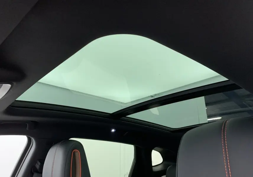 Écran tactile central du BYD SEAL U 2025 montrant la vue caméra 360° et la caméra de recul en intérieur gris TIME GREY.