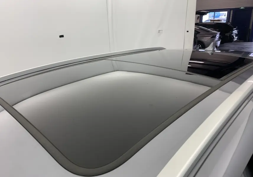 Reflet du tableau de bord avec affichage tête haute en blanc sur pare-brise d'un BYD SEAL U TIME GREY, vue intérieure avant.