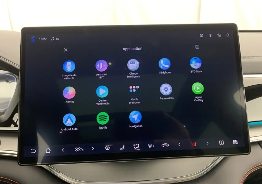 Écran tactile central 15,6'' du BYD SEAL U 2025 en intérieur, avec interface multimédia et finition noire élégante.