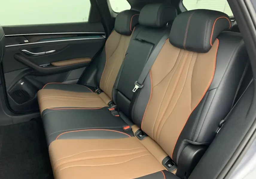Vue intérieure côté gauche du poste de conduite du BYD SEAL U 2025, sièges en similicuir noir et marron avec surpiqûres rouges.