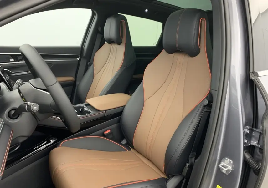 Vue intérieure côté gauche de la porte avant BYD SEAL U 2025 en TIME GREY, avec garniture marron et haut-parleur Infinity.