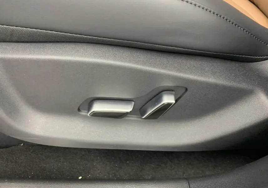 Vue intérieure arrière du BYD SEAL U 2025 en TIME GREY, sièges en similicuir noir et marron avec surpiqûres orange.