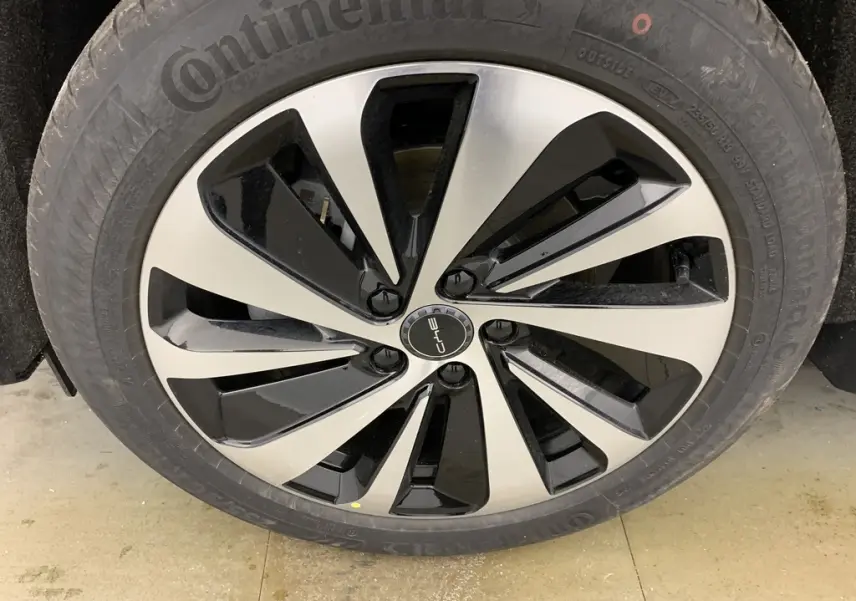 Vue latérale droite des sièges arrière en similicuir noir et marron avec surpiqûres rouges du BYD SEAL U 2025 TIME GREY.