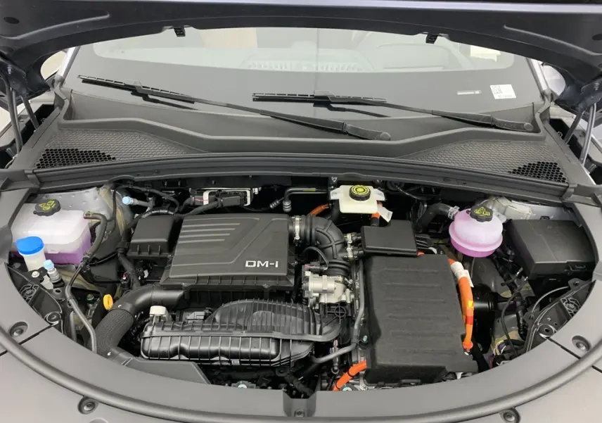 Vue intérieure côté gauche de la porte arrière d'un BYD SEAL U 2025 TIME GREY avec accoudoir marron et haut-parleur Infinity intégré.