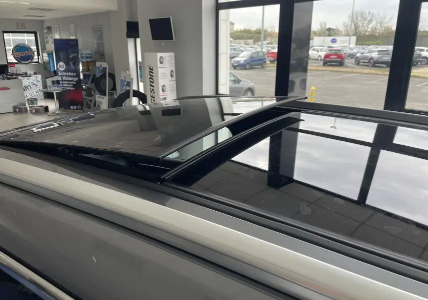 Vue rapprochée du toit ouvrant panoramique ouvert sur le toit TIME GREY du BYD SEAL U 2025 en concession.