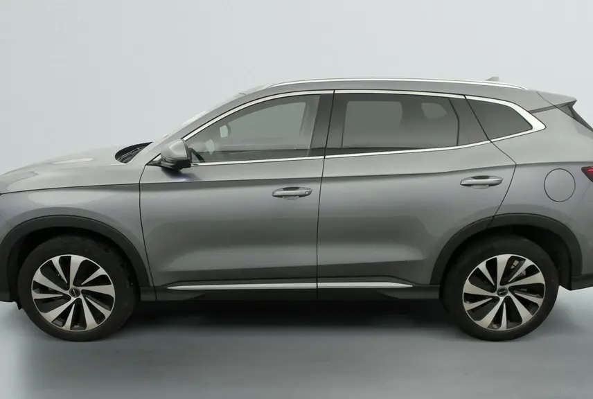 Vue 3/4 arrière droit du SUV BYD SEAL U TIME GREY avec feux LED reliés et jantes alliage bicolores en showroom.