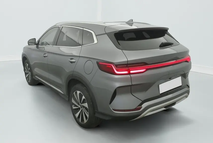 Vue latérale droite du BYD SEAL U 2025 en gris métallisé TIME GREY, avec jantes alliage bicolores et vitres teintées.