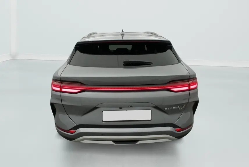 Vue intérieure avant du BYD SEAL U 2025 avec tableau de bord noir, écran tactile 15,6'', et sièges en similicuir marron.