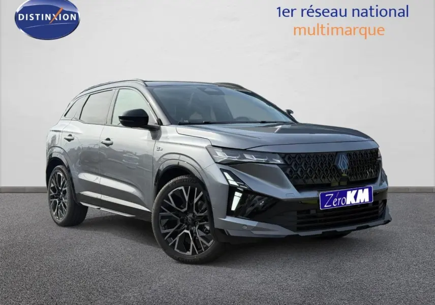 Renault Austral 1.2 E-Tech hybride gris schiste satin, vue 3/4 avant avec toit noir étoilé et jantes noires.