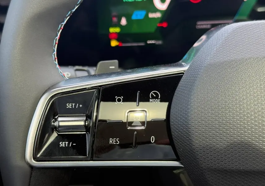 Gros plan sur les commandes multifonctions noires à gauche du volant du Renault Austral 2026 hybride.