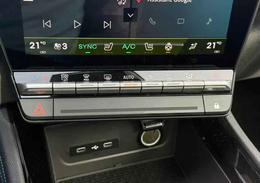 Gros plan sur la console centrale du Renault Austral 2026, avec écran tactile et commandes climatisation visibles.