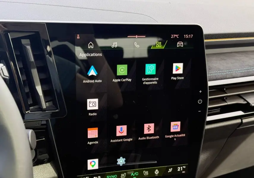 Écran tactile central affichant les applications multimédia dans l’habitacle du Renault Austral gris Schiste satin.