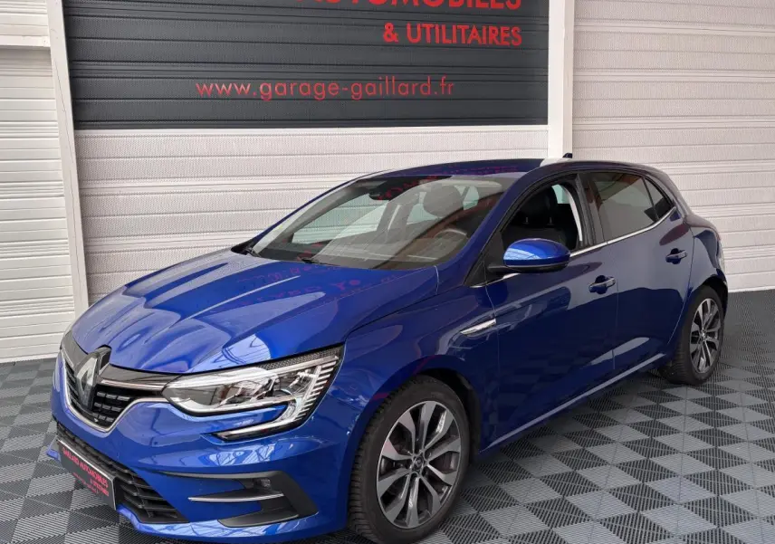 Renault Mégane Techno Blue dCi 115 EDC bleu vue 3/4 avant droit avec phares LED et jantes alliage.