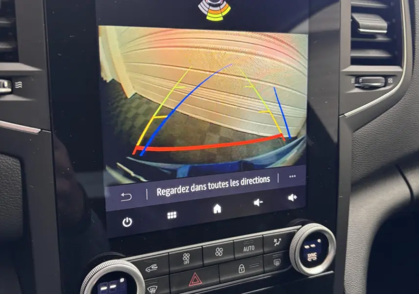 Vue rapprochée de l'écran tactile central de la Renault Mégane Techno Blue dCi 115 EDC 2023 affichant la caméra de recul.