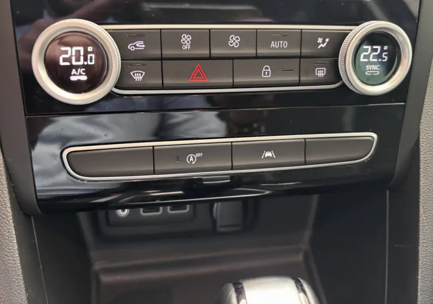 Détail du panneau de climatisation et commandes centrales de la Renault Mégane Techno Blue dCi 115 EDC 2023.
