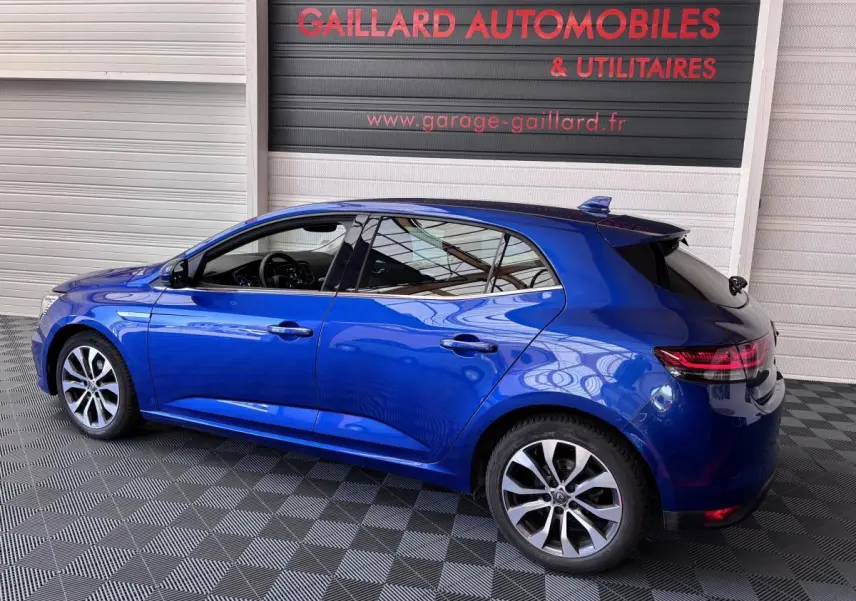 Renault Mégane Techno Blue dCi 115 vue de profil côté gauche, finition bleu brillant, jantes alliage distinctives.