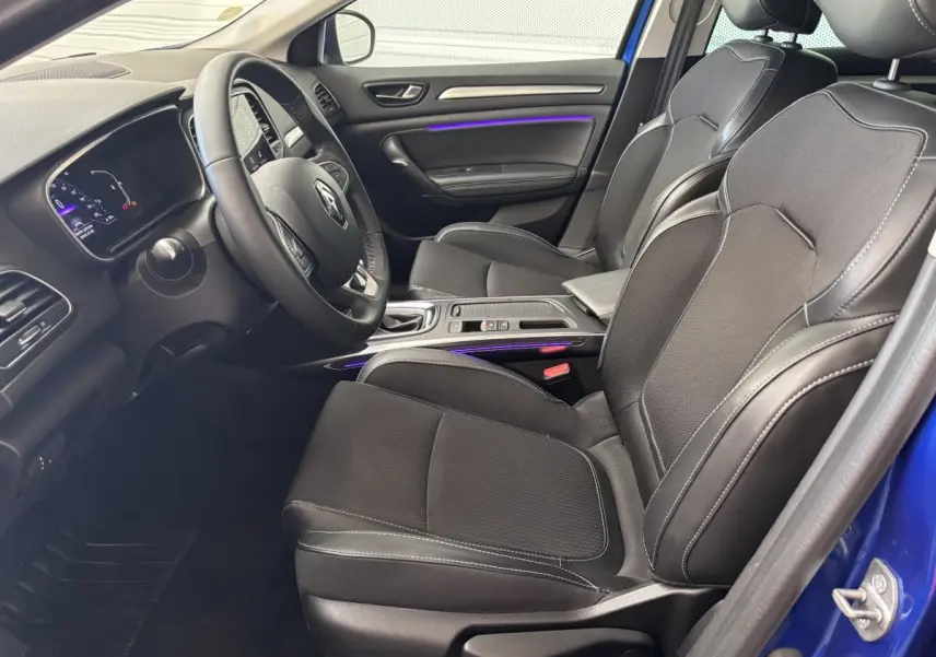 Intérieur avant droit de la Renault Mégane bleu 2023, sièges noirs avec éclairage d'ambiance violet et tableau de bord digital.