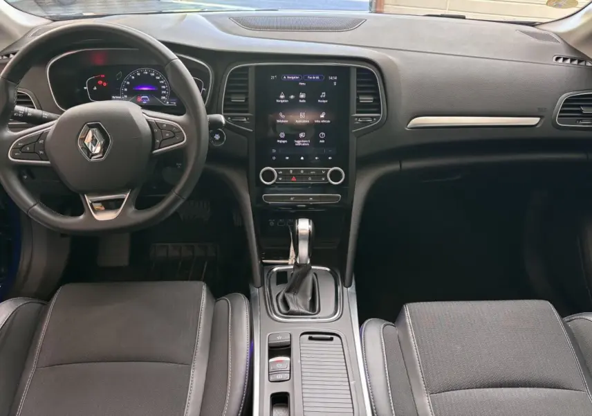 Intérieur noir de la Renault Mégane techno Blue dCi 115 EDC 2023, vue frontale sur le tableau de bord et écran tactile central.