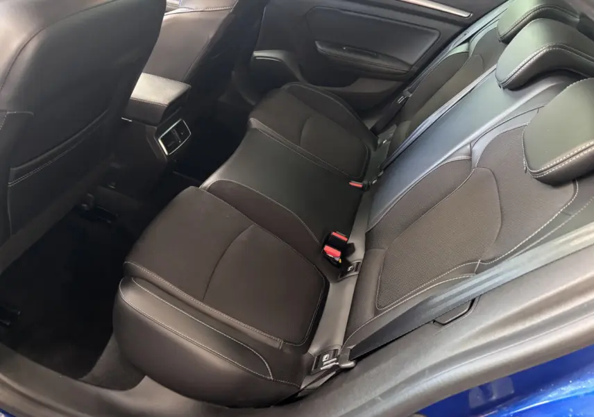 Vue côté droit de la banquette arrière noire en cuir et tissu dans la Renault Mégane Techno Blue dCi 115 EDC 2023 bleue.