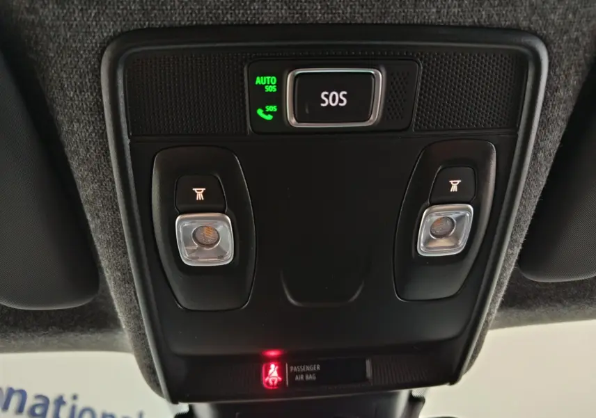 Vue en plongée sur la console de toit noire avec bouton SOS et éclairages de lecture dans un Renault Captur blanc 2025.