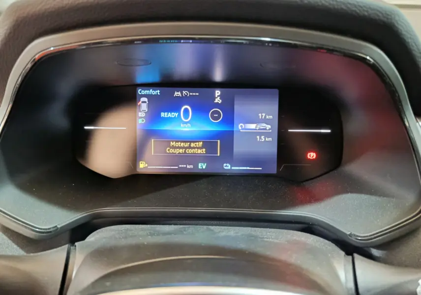Combiné d'instruments numérique du Renault Captur Techno E-Tech 145 affichant la vitesse et alertes, vue de face.