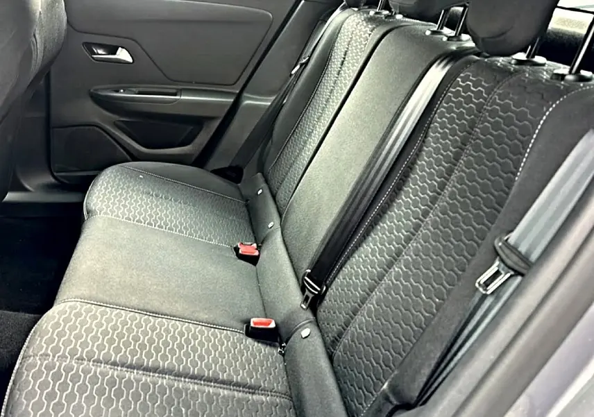 Vue intérieure côté droit des sièges arrière gris texturés de l’Opel Mokka 2025 avec ceintures de sécurité visibles.