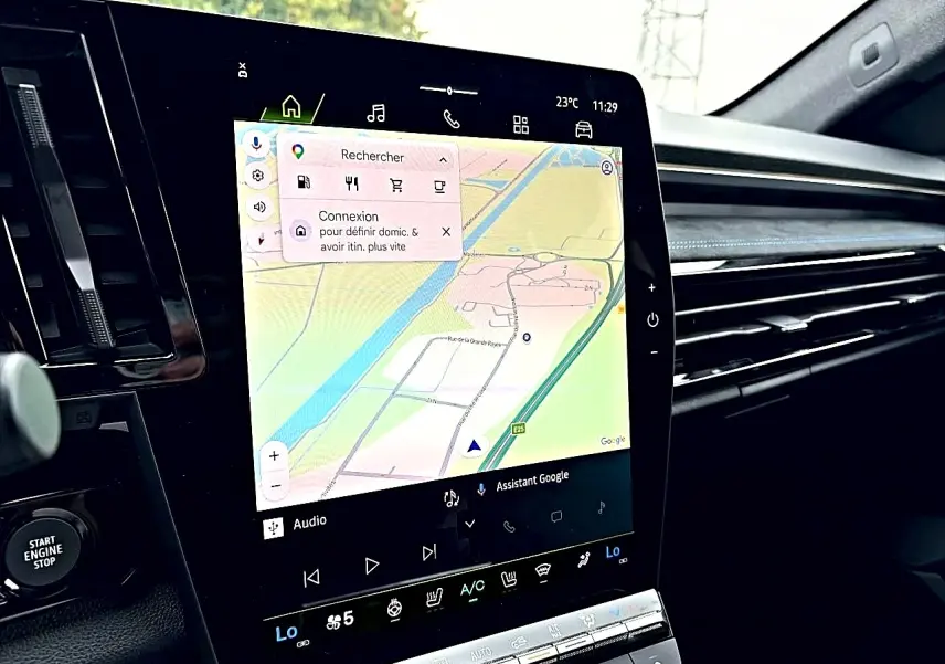 Vue intérieure du tableau de bord du Renault Austral gris schiste, avec écran tactile GPS et commandes climatisation visibles.